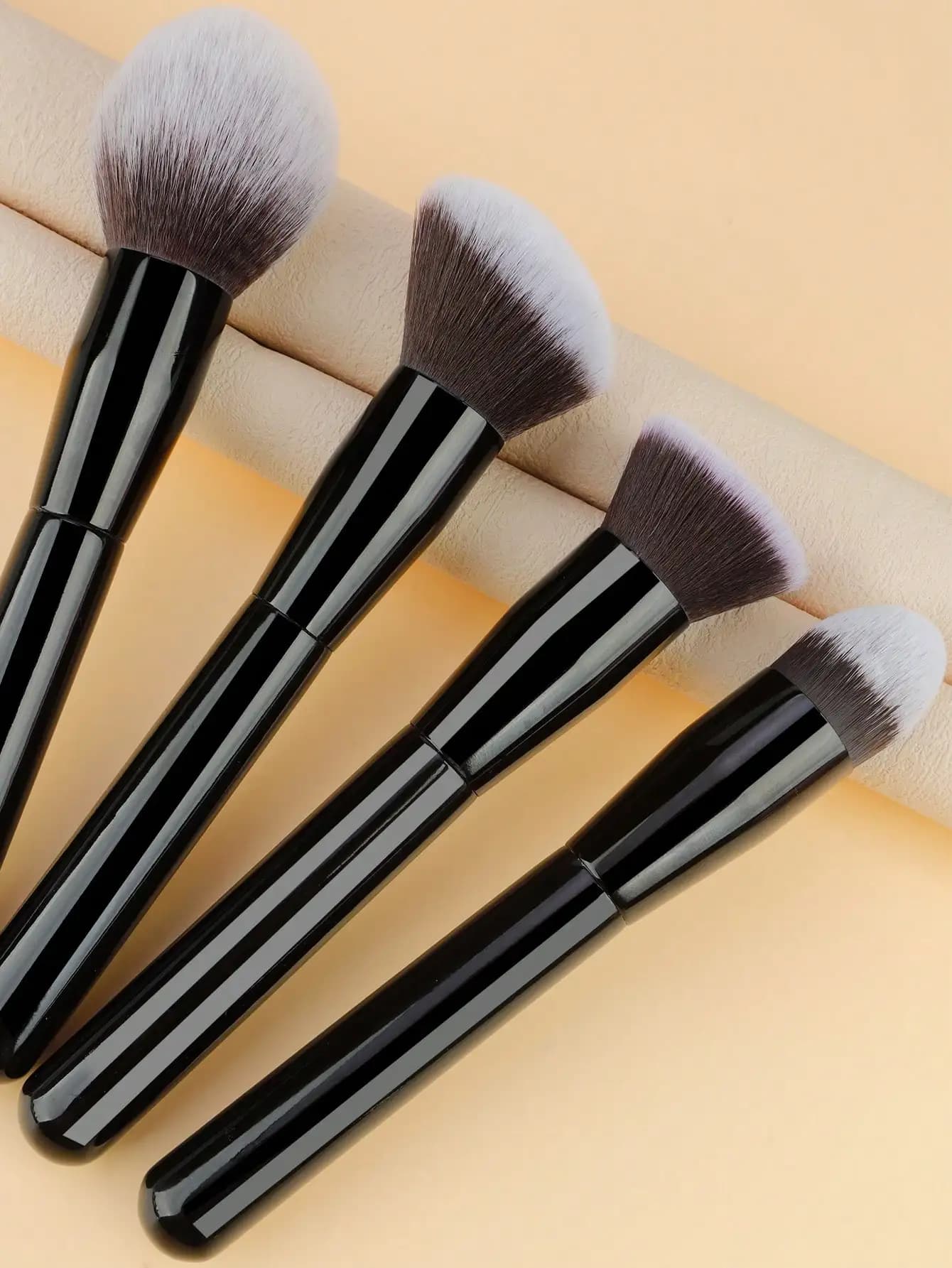 1 Pcs Makeup Brush Set—Synthetic Fiber Foundation Brush, Blush Brush, Oose Powder Brush, and Contour Brush—for a Flawless Finish
