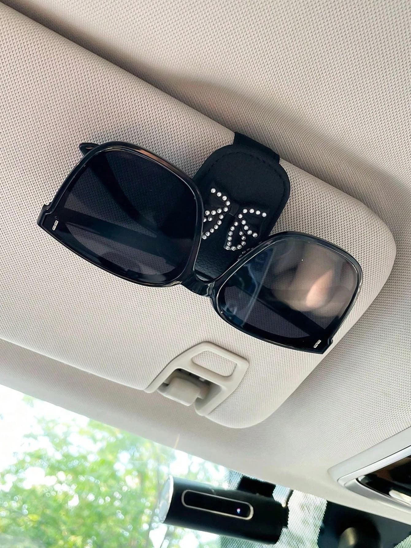 Car sun visor, glasses clip, bow tie with rhinestones, cute pink interior, sunglasses storage rack, car accessories