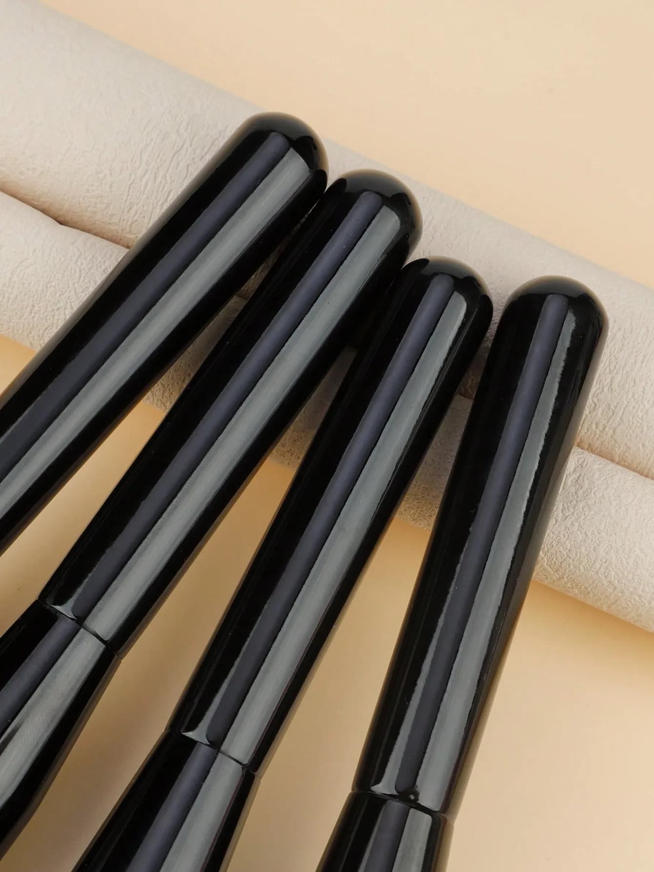1 Pcs Makeup Brush Set—Synthetic Fiber Foundation Brush, Blush Brush, Oose Powder Brush, and Contour Brush—for a Flawless Finish