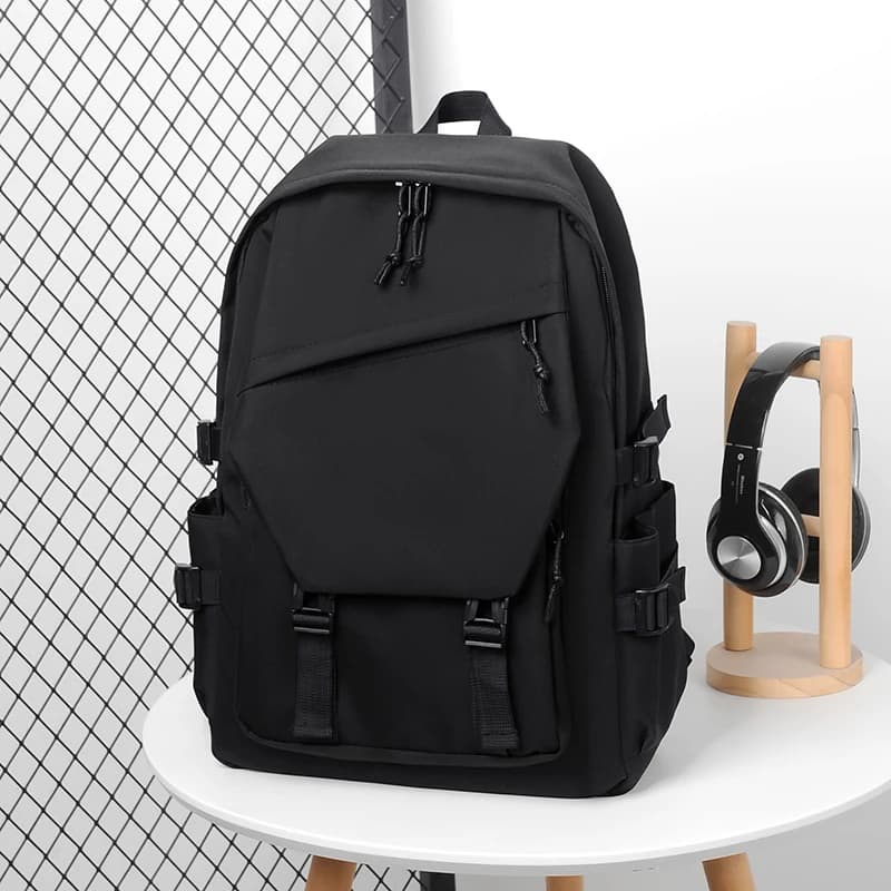 Simple solid color backpack, travel backpack, plenty of storage space, very suitable for commuting, school, work and going out.
